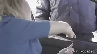एक मिनीभ्यान मा एक मुछिएको मानिस द्वारा गडबड