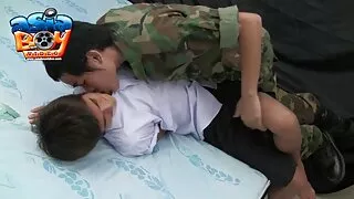 एक 18 वर्षीया फूहड़ आफूलाई एक मान्छे फेला र बिल्ली मा उहाँलाई fucks
