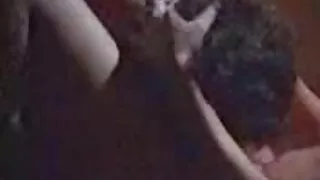 सुन्दर श्यामा गहिरो एक मानिस बेकारी र चोक संग एक बलियो कुखुरा