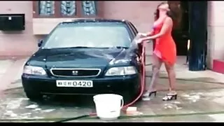 टैटू मानिस जवान सुन्दरता मा आफ्नो रसदार बिल्ली