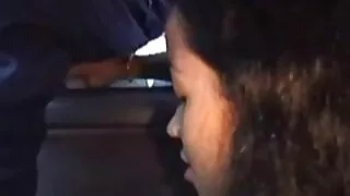परिहमेकरले ग्राहकलाई एक घनिष्ठ कपाल काटेर केटीलाई गधा मा गडबड गरे