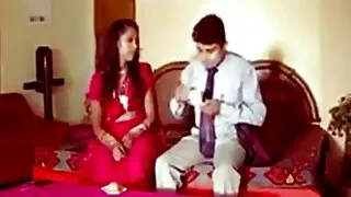 कालो को एक भीड सिलिकन स्तन संग एक एक्लो गोरा