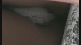 लाल मोजा मा श्यामला उनको कपाल बिल्ली मा एक ठूलो कालो कुखुरा छोडेर